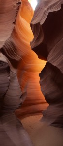 Dans le labyrinthe de Lower Antelope Canyon, des couleurs magnifiques au fond de la gorge. 